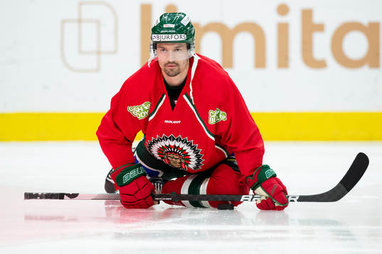 Frölundas Patrik Carlsson innan ishockeymatchen i SHL