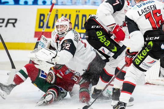 Frölundas Ryan Lasch åker på Malmö Redhawks målvakt