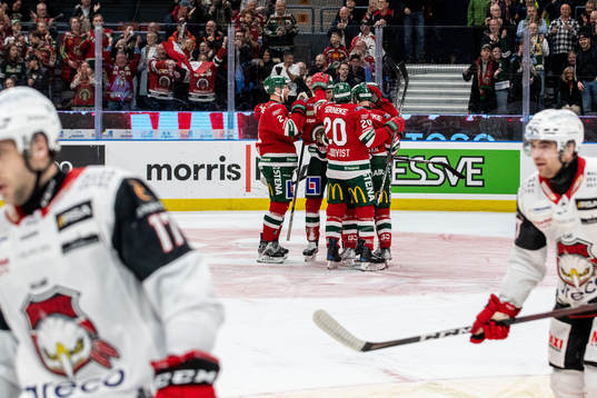 Frölundas Jan Mursak jublar med lagkamrater