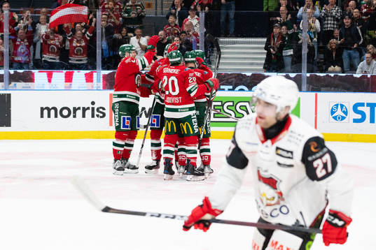 Frölundas Jan Mursak jublar med lagkamrater