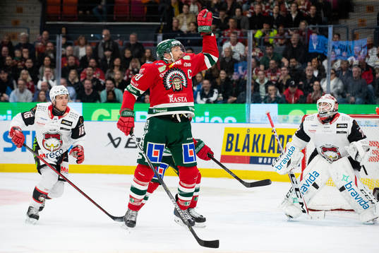 Frölundas Joel Lundqvist hoppar och tar ned en puck med