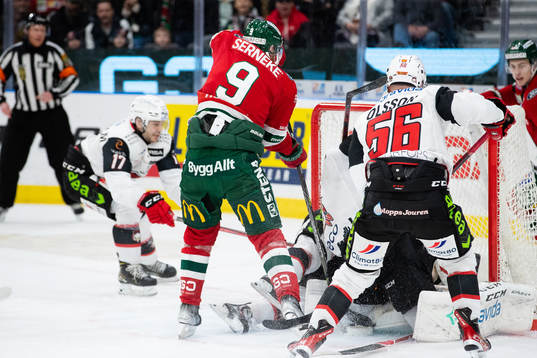 Frölundas Jan Mursak trycker in 1-0 bakom Malmö Redhawks