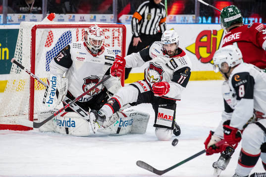 Malmö Redhawks Markus Lauridsen täcker skott framför