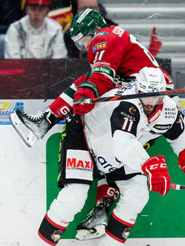 Malmö Redhawks Markus Lauridsen tacklar Frölundas Ryan