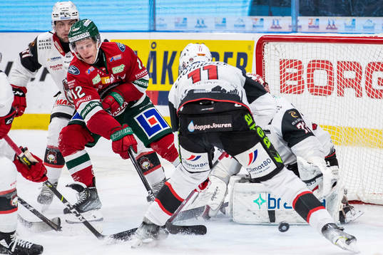 Frölundas Max Friberg och Malmö Redhawks målvakt Daniel
