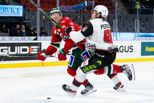 Frölundas Christian Folin tacklar Malmö Redhawks Carl