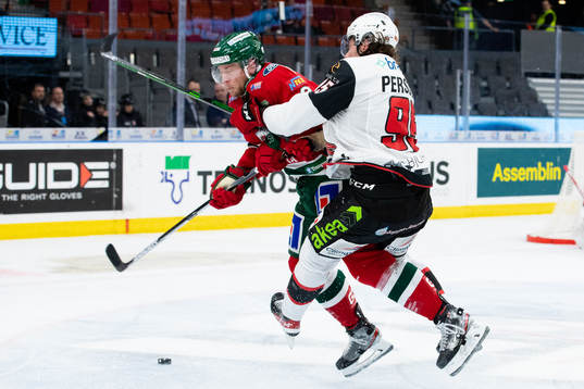 Frölundas Christian Folin tacklar Malmö Redhawks Carl