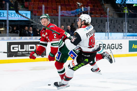 Frölundas Christian Folin tacklar Malmö Redhawks Carl