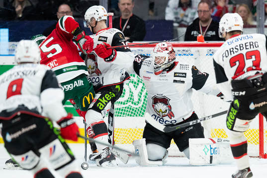 Frölundas Radan Lenc oroar framför Malmö Redhawks