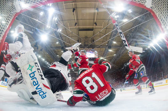 Frölundas Ryan Lasch kolliderar med Malmö Redhawks