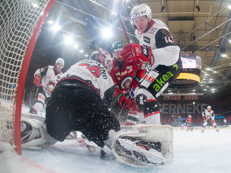 Frölundas Jan Mursak trycker in 1-0 bakom Malmö Redhawks