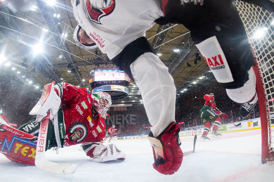 Malmö Redhawks Lance Bouma kolliderar med Frölundas