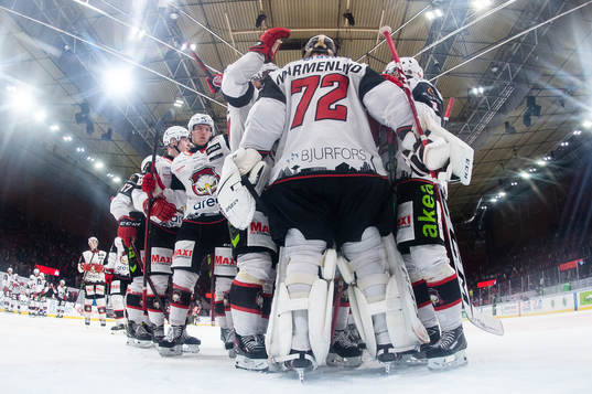 Malmö Redhawks målvakt Daniel Marmenlind jublar med