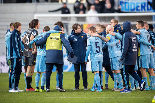 Djurgårdens tränare Thomas Lagerlöf med spelarna