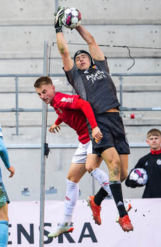 Kalmars Elias Olsson och Djurgårdens målvakt Jacob Widell