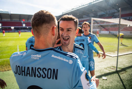 Djurgårdens Haris Radetinac jublar med Piotr Johansson