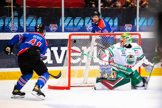 Rögles målvakt Christoffer Rifalk och Brynäs Greg Scott