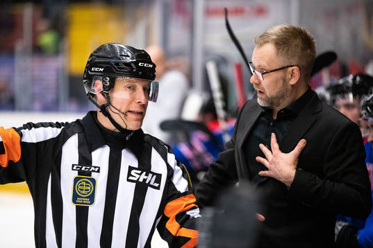 Brynäs tränare Mikko Manner diskuterar med domaren