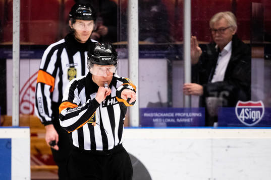 Domare Tobias Björk godkänner Rögles 1-1 mål