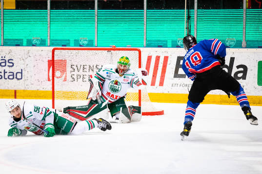 Brynäs Anton Rödin och Rögles målvakt Christoffer