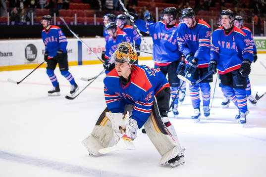 Brynäs målvakt Veini Vehviläinen jublar