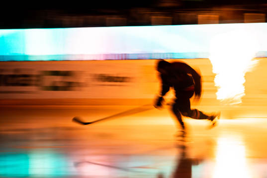 En spelare i Brynäs gör entré