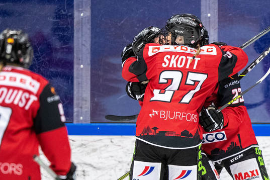 Malmö Redhawks Natalie Perry jublar med lagkamrater
