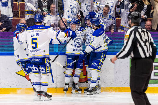 Leksands Patrik Zackrisson jublar med lagkamrater