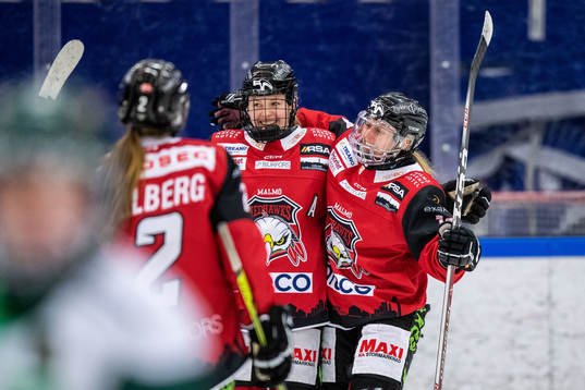 Malmö Redhawks Agata Sarnovska jublar med lagkamrater
