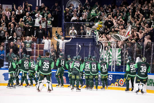 Färjestads spelarna jublar framför fansen
