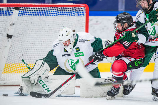 Malmö Redhawks Mille Kunnerup försöker få in pucken
