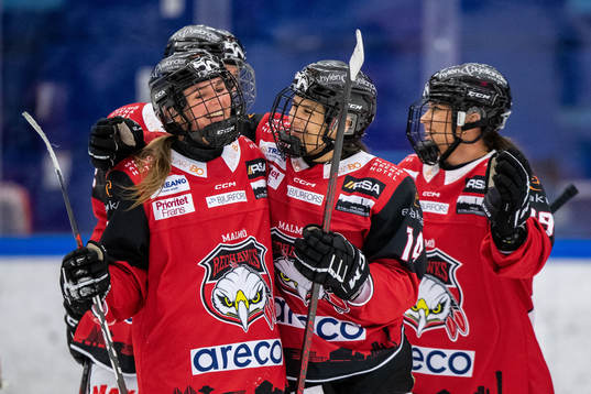 Malmö Redhawks Julie Jensen jublar med lagkamrater