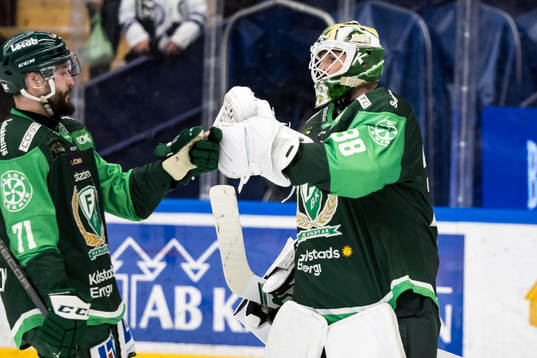 Färjestads målvakt Dominik Furch och Jesse Virtanen jublar