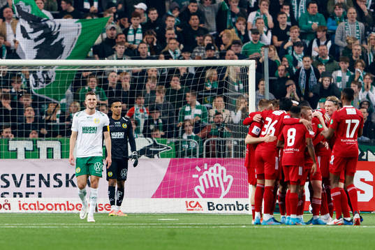 Hammarbys Richard Magyar och målvakt Oliver Dovin deppar