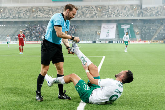 Domare Kristoffer Karlsson hjälper Hammarbys Astrit