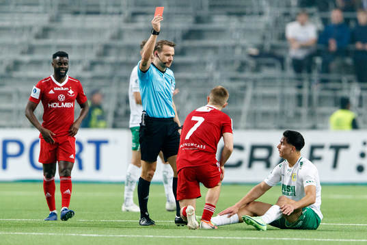 IFK Norrköpings Jacob Ortmark får rött kort av domare