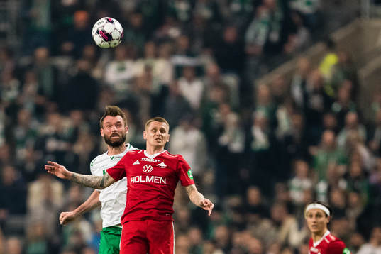 Hammarbys Mads Fenger Nielsen i en nickduell med IFK