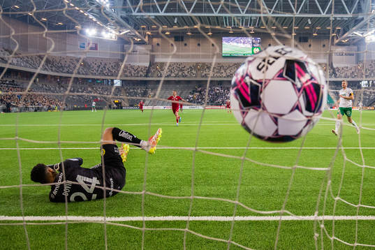 Hammarbys målvakt Oliver Dovin släpper in 0-1
