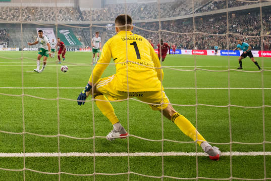 Hammarbys Astrit Selmani med en straffsprk mot IFK