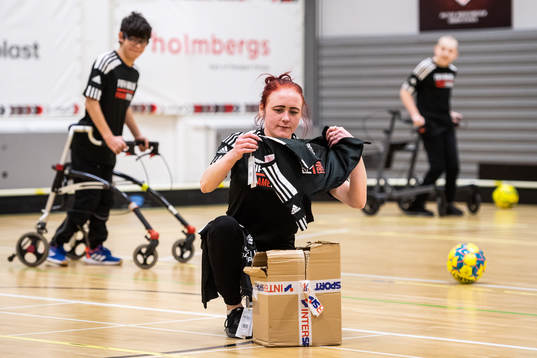 Tränare Tina Höjklint ser över nyinkomna matchtröjor
