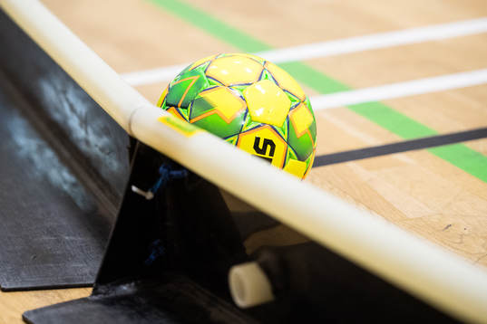 En fotboll ligger bredvid