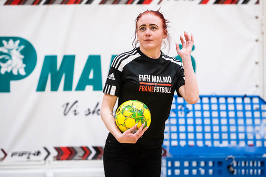 Tränare Tina Höjklint instruerar