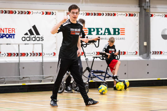 Tränare Isaac Callegari instruerar spelare