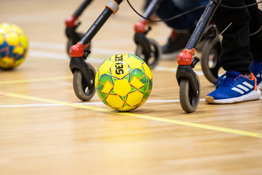 Frame-fotbollsspelare med en boll