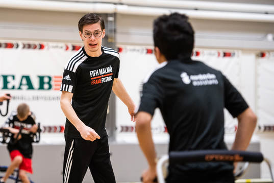 Tränare Isaac Callegari instruerar en spelare