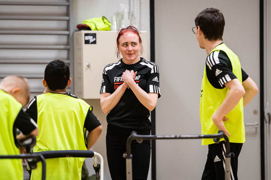 Tränare Tina Höjklint instruerar spelare