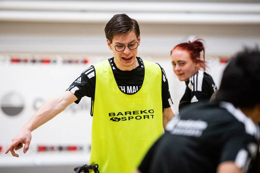 Tränare Isaac Callegari instruerar en spelare