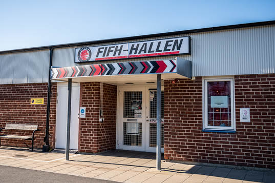 Exteriör vy över entrén till FIFH-hallen
