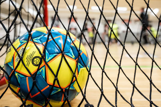 En boll ligger i ena målet