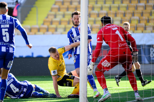 Elfsborgs Per Frick oroar framför försvarande IFK
